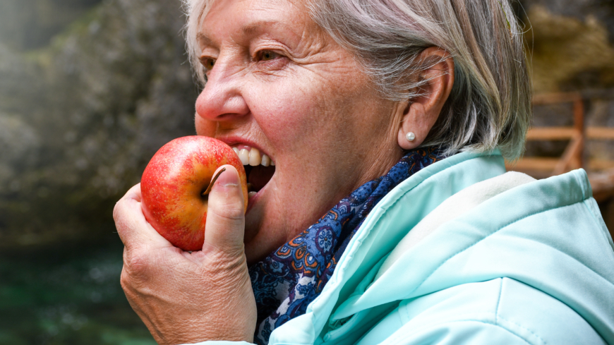 Magsyra och frukt fräter på tänderna, och de som äter äpplen och citrusfrukter dagligen har större erosionsskador menar ST-tandläkare Susanna Gillborg. Foto: Shutterstock